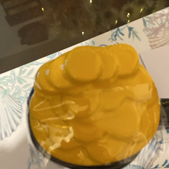 3 for $38 ❤️ NWT Rae Dunn Pot of Gold mug & topper - Picture 8 of 8